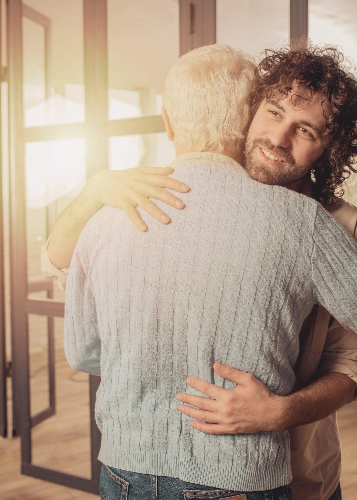 Abrazo persona mayor de un familiar Más Mayor Inmogestión
